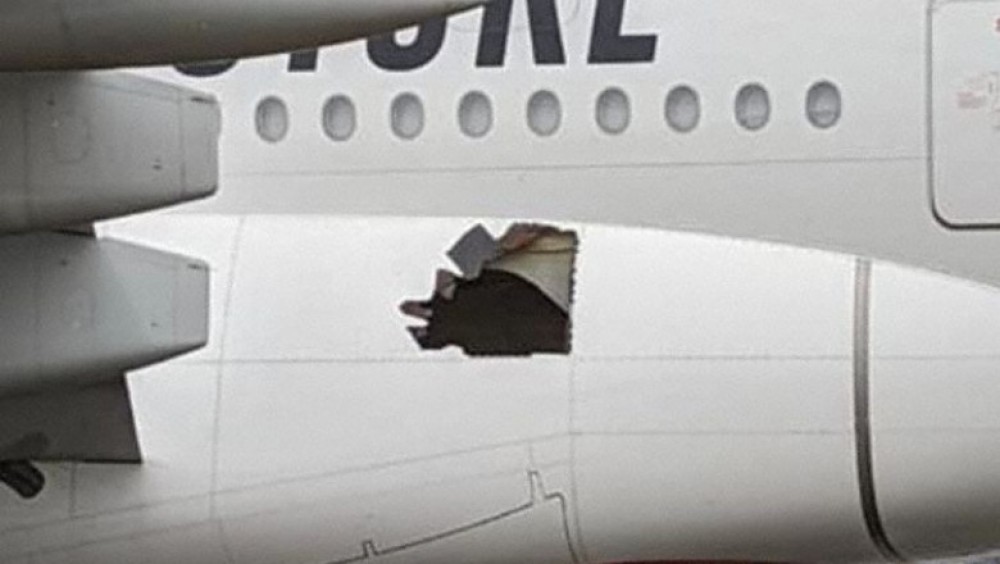 FOTO // Un avion a zburat timp de 14 ore cu o gaură în carenaj